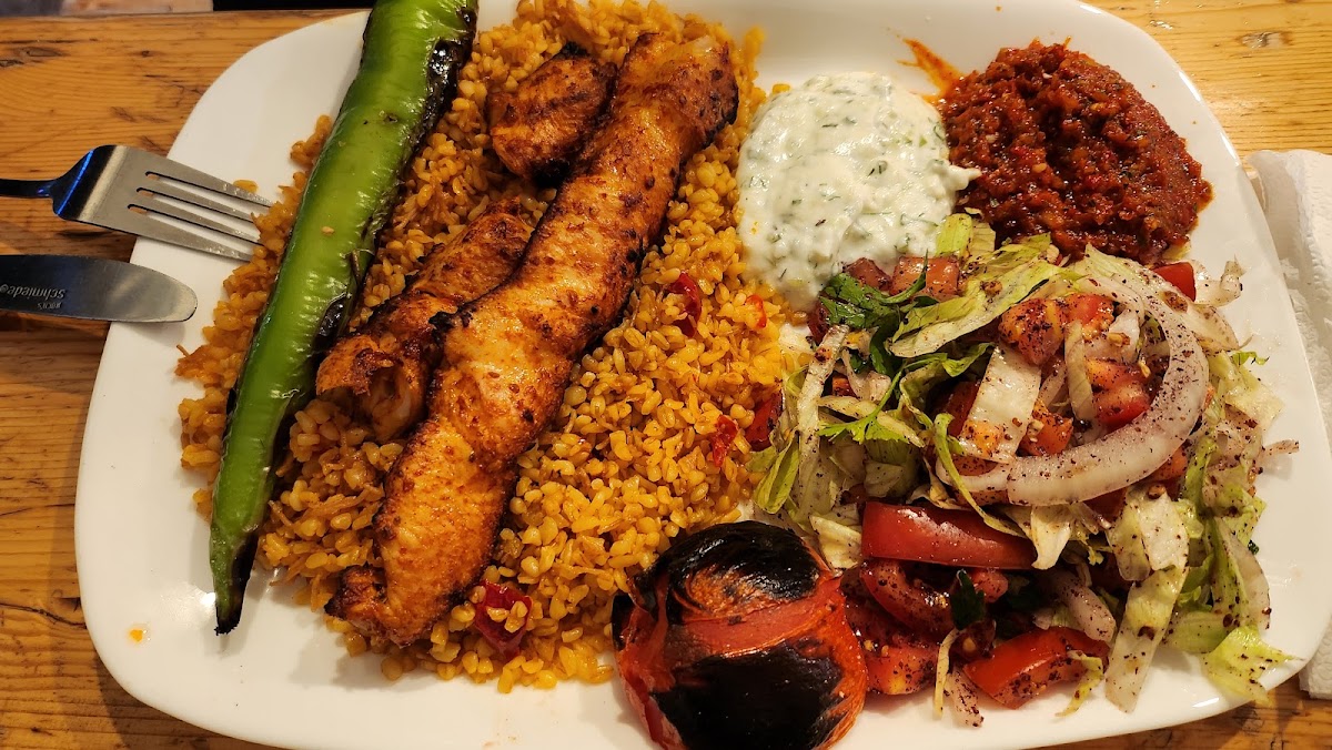 Tavuk Şiş Teller mit Bulgur, Salat und Pommes
